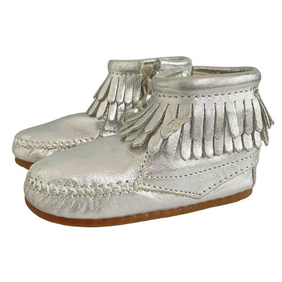 Minnetonka Aria Silver Fringe Moccasin Girls 6 Metallic Ankle Bootie Rubber Sole - Picture 3 of 11